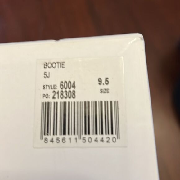 CABI black and plum leather 4” heel booties with back zipper Size 9.5 M NIB - Picture 11 of 11